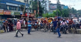 বগুড়ায় যানজট নিরসনে ছাত্র-জনতা